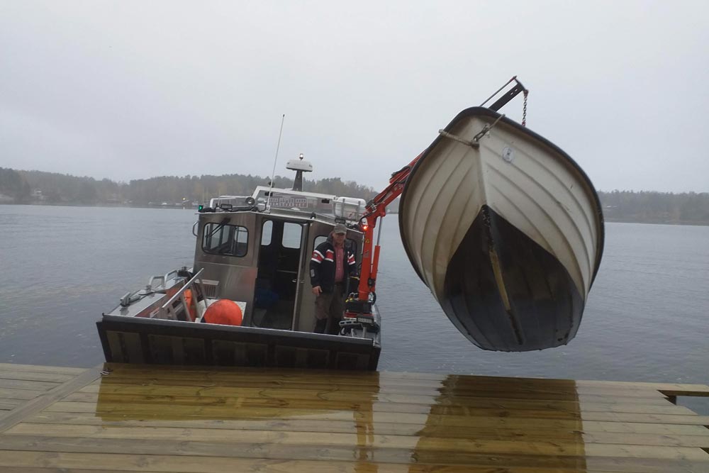 Båt som lyfts upp med hjälp av en annan båt