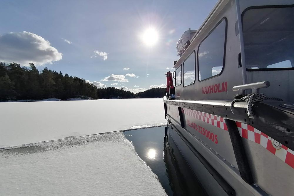 Taxibåt som kör under vintertid