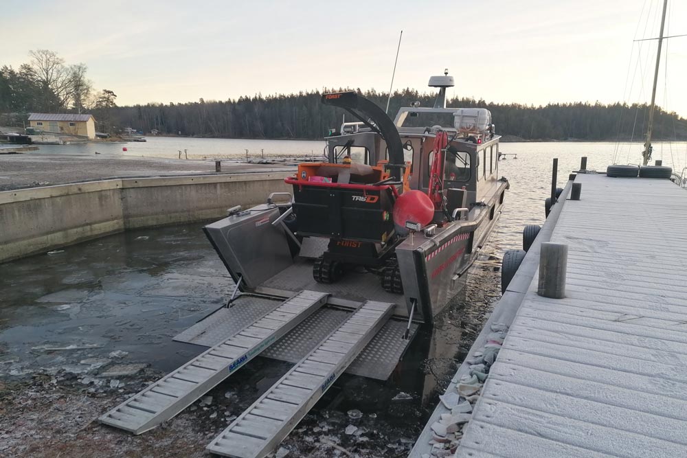 Båt som transporterar en maskin